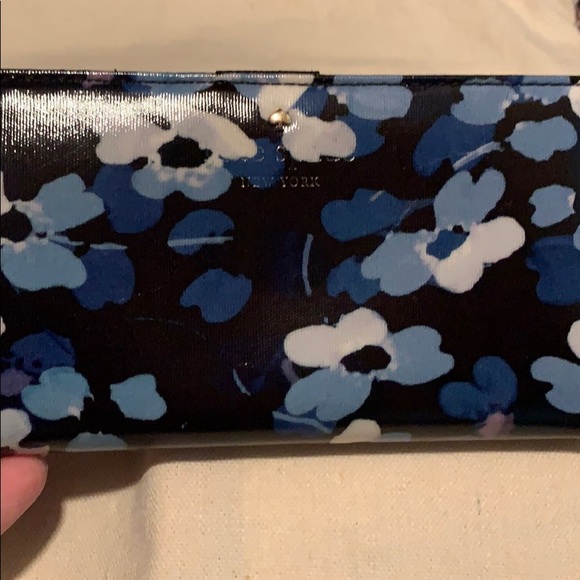 Kate Spade Floral Wallet .....120.00 - Picture 1 of 4